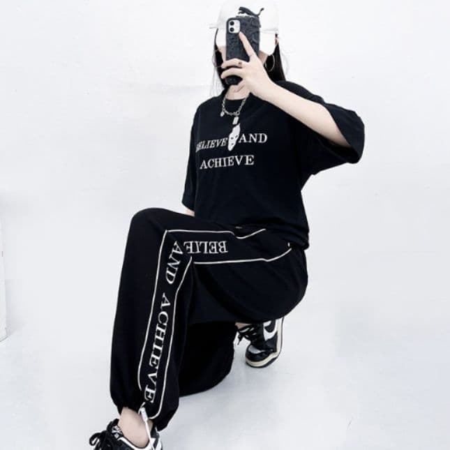 ダンス衣装 英字ロゴ入り半袖トップスとワイドパンツのセットアップ