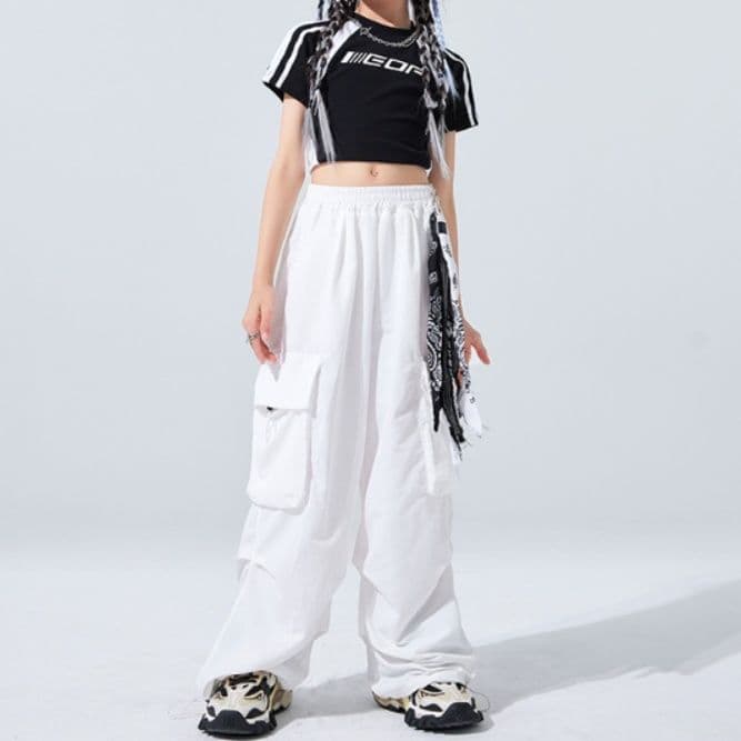 ダンス衣装 ライン入りへそ出しトップスとワイドカーゴパンツのセットアップ