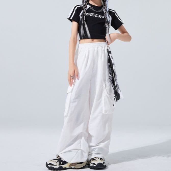 ダンス衣装 ライン入りへそ出しトップスとワイドカーゴパンツのセットアップ