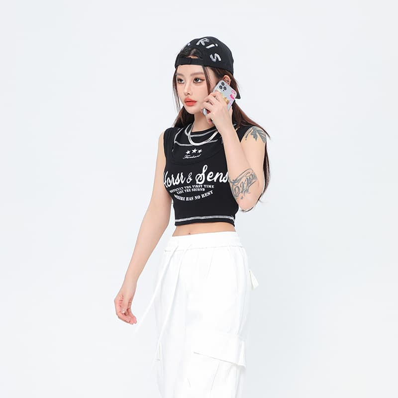 ダンス衣装 筆記体ロゴプリントノースリーブショート丈トップス