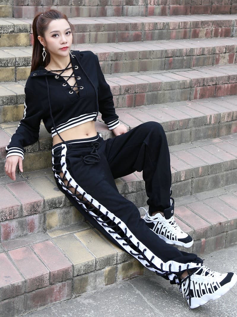 ダンス衣装 編み上げデザインフード付きスポーティートップス