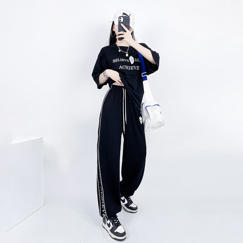 ダンス衣装 英字ロゴ入り半袖トップスとワイドパンツのセットアップ