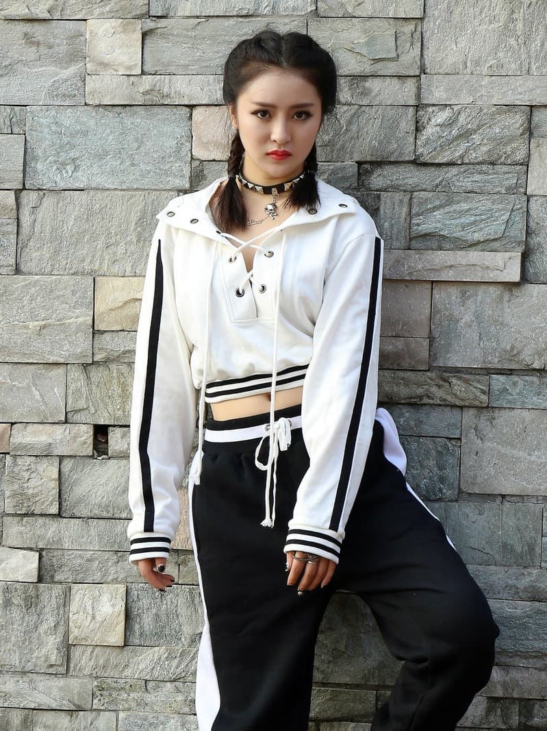 ダンス衣装 編み上げデザインフード付きスポーティートップス